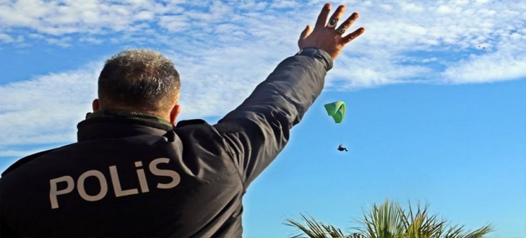 Antalya’da paraşütle uçuş yapan turist polisi alarma geçirdi