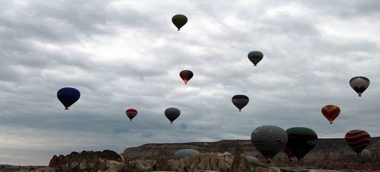 Kapadokya’da gökyüzü balonlarla renklendi