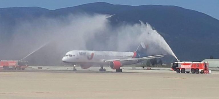 Bodrum’da ilk Rus turistleri getiren uçak su takı ile karşılandı
