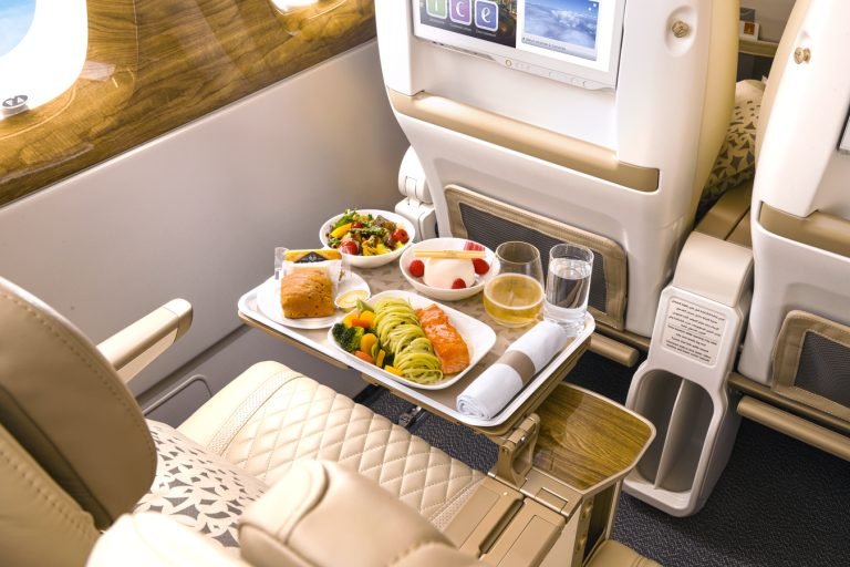 Emirates, Premium Economy yolcularına özel köpüklü şarap sunuyor