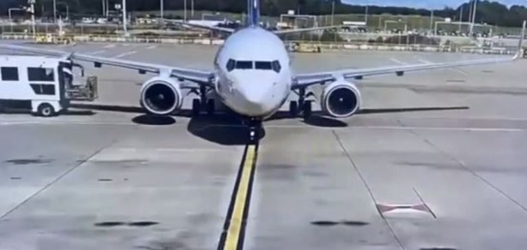 İniş yapan Ryanair uçağı pistte kamyona çarptı