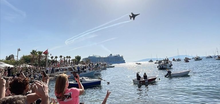 SOLOTÜRK Bodrum semalarında gösteri uçuşu yaptı