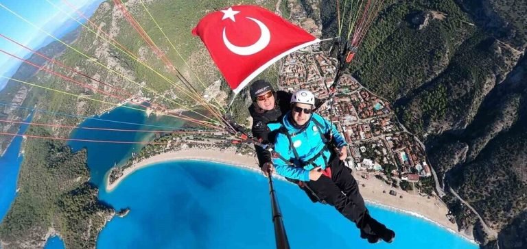 Fethiye’de sağlık personelleri yamaç paraşütü yaptı, Türk bayrağı açtı