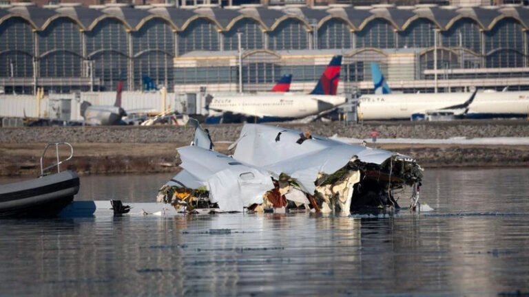 NTSB, Uçak ve Helikopter Kazasının Ön Raporunu Hazırlıyor